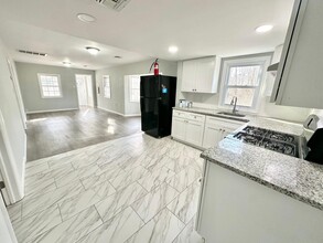 63 Gentian St in Browns Mills, NJ - Foto de edificio - Building Photo