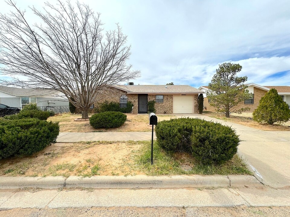 10745 Sapphire St in El Paso, TX - Building Photo