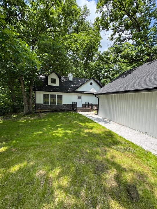 9051 E Mt Zion Church Rd in Hallsville, MO - Building Photo