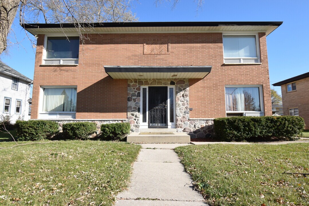 4242 N 92nd St in Milwaukee, WI - Building Photo