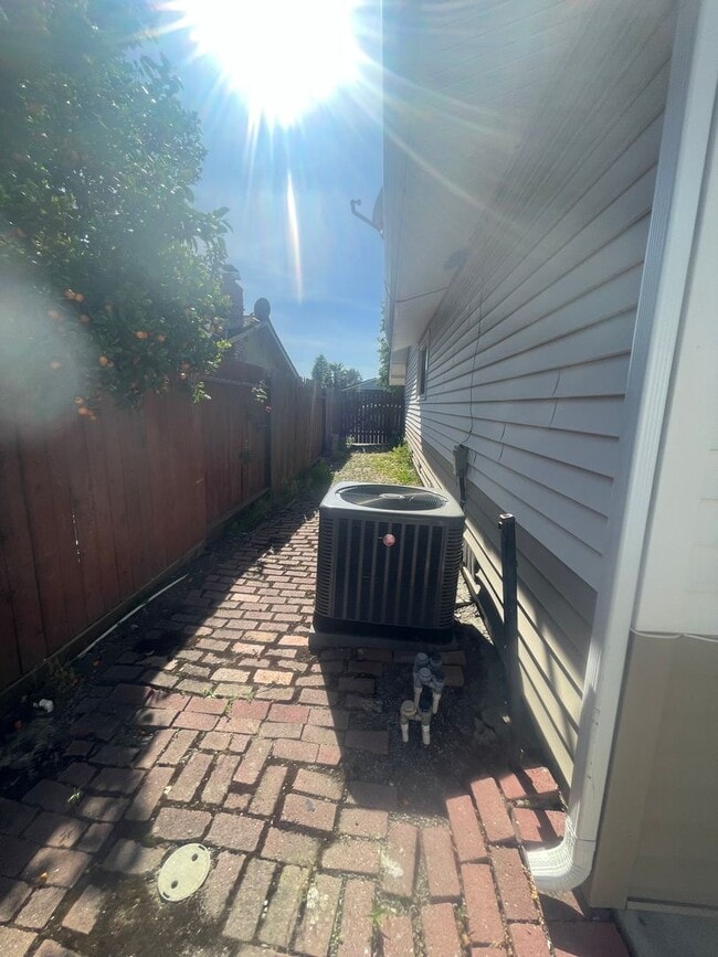 2240 Cambridge Dr in Fairfield, CA - Building Photo - Building Photo