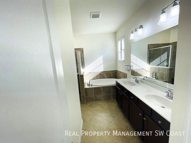 14306 Vindel Cir in Ft. Myers, FL - Building Photo - Building Photo