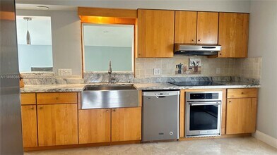 5771 NE 19th Ter in Fort Lauderdale, FL - Building Photo - Building Photo