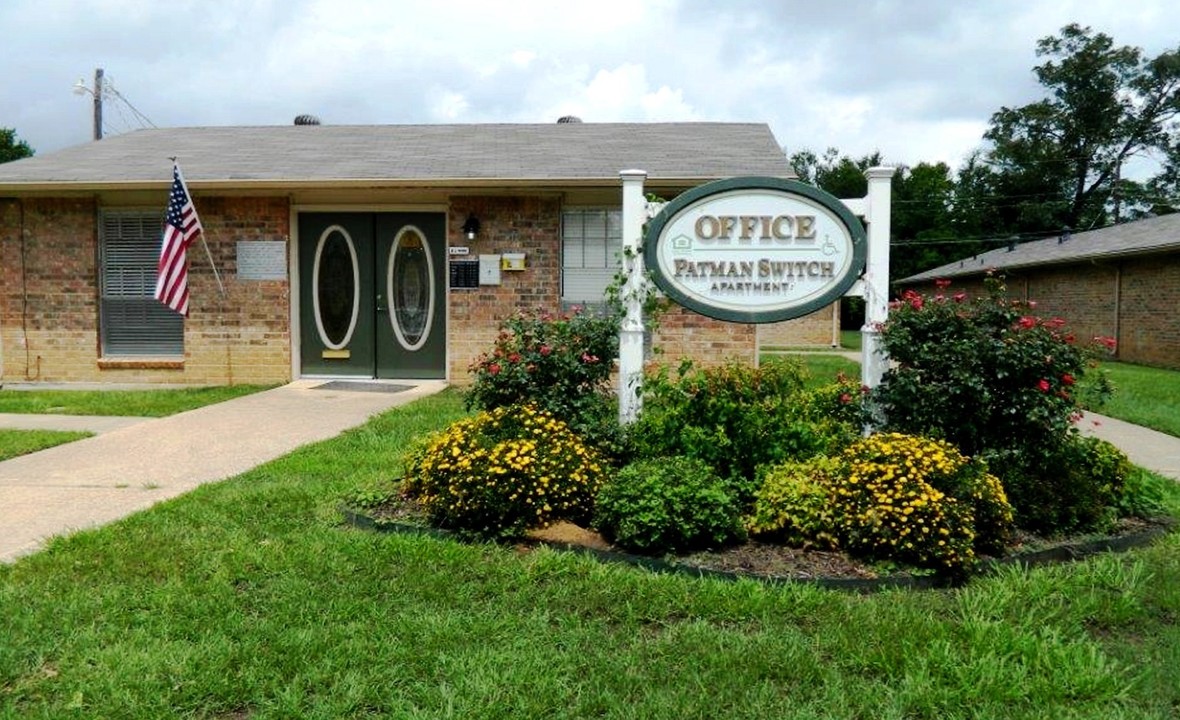 Patman Switch Apartments in Hughes Springs, TX - Foto de edificio