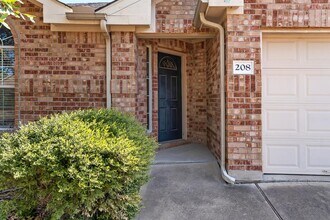 208 Pecanwood S in Kyle, TX - Foto de edificio - Building Photo