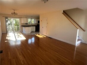 32 Seafare Ln in Portsmouth, RI - Building Photo - Building Photo