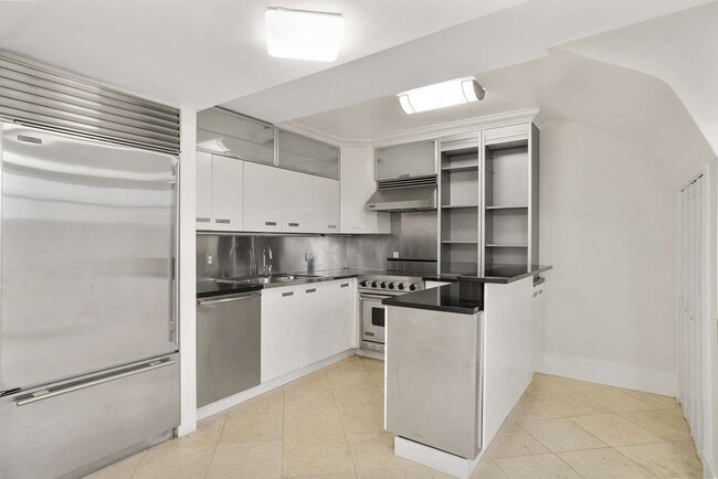 28 Babcock St, Unit A in Brookline, MA - Building Photo - Building Photo