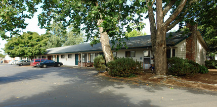 Riviera Village Apartments in Eugene, OR - Building Photo - Building Photo