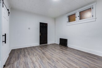 747 E Warrington Ave, Unit Apt 1B in Pittsburgh, PA - Foto de edificio - Building Photo
