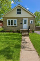 30 W 1st St in Hamilton, ON - Building Photo