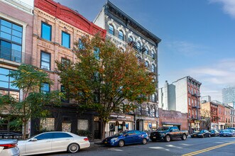 156 Grand St in Brooklyn, NY - Foto de edificio - Building Photo