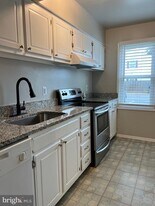 8452 Sandstone Way in Manassas Park, VA - Building Photo