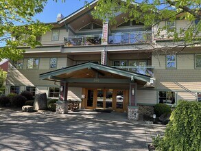 360 Knechtel Way NE in Bainbridge Island, WA - Building Photo - Building Photo