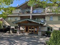 360 Knechtel Way NE in Bainbridge Island, WA - Foto de edificio - Building Photo