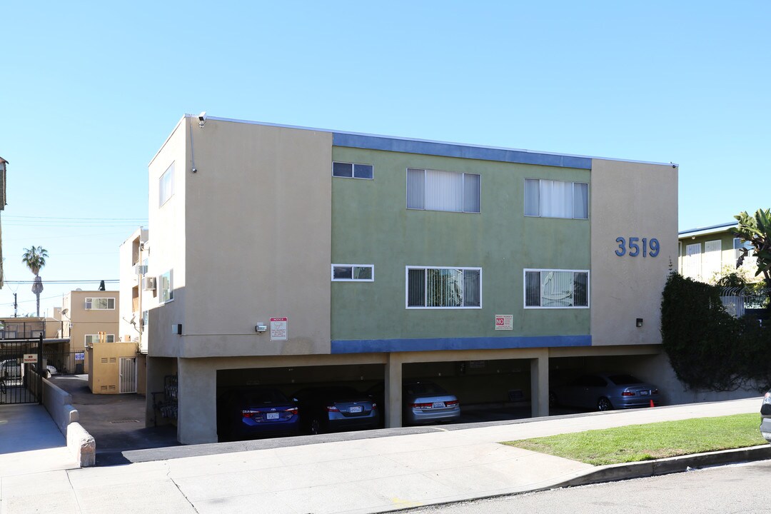 3519 Clarington Ave in Los Angeles, CA - Foto de edificio