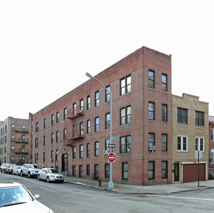 300 E 211th St in Bronx, NY - Building Photo