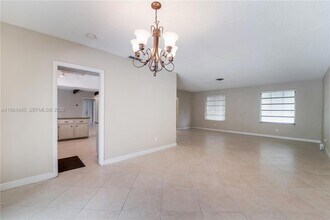 7970 SW 146th St in Palmetto Bay, FL - Foto de edificio - Building Photo