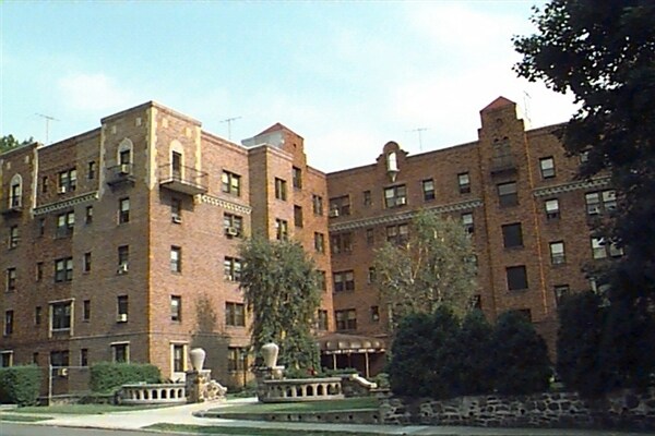 Pelham Manor Gardens in Pelham, NY - Foto de edificio
