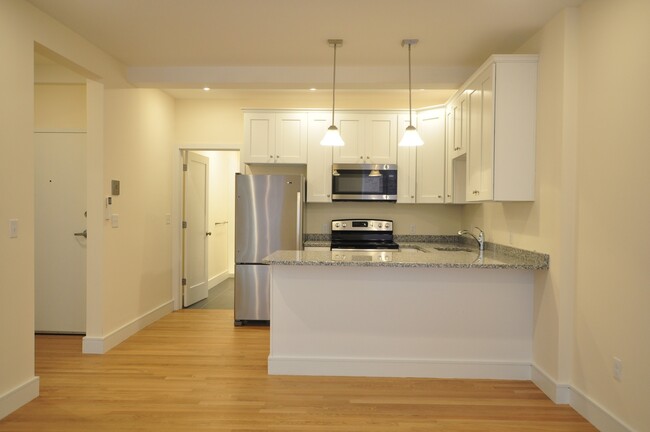 877 Beacon St, Unit 8 in Boston, MA - Building Photo - Building Photo