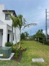 981 NE 211th St in North Miami Beach, FL - Foto de edificio - Building Photo