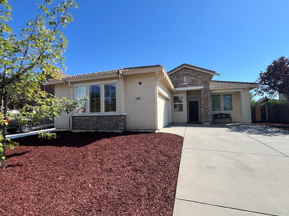8629 Lilypad Ct in Elk Grove, CA - Building Photo