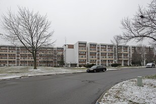1050 Stainton Dr in Mississauga, ON - Building Photo