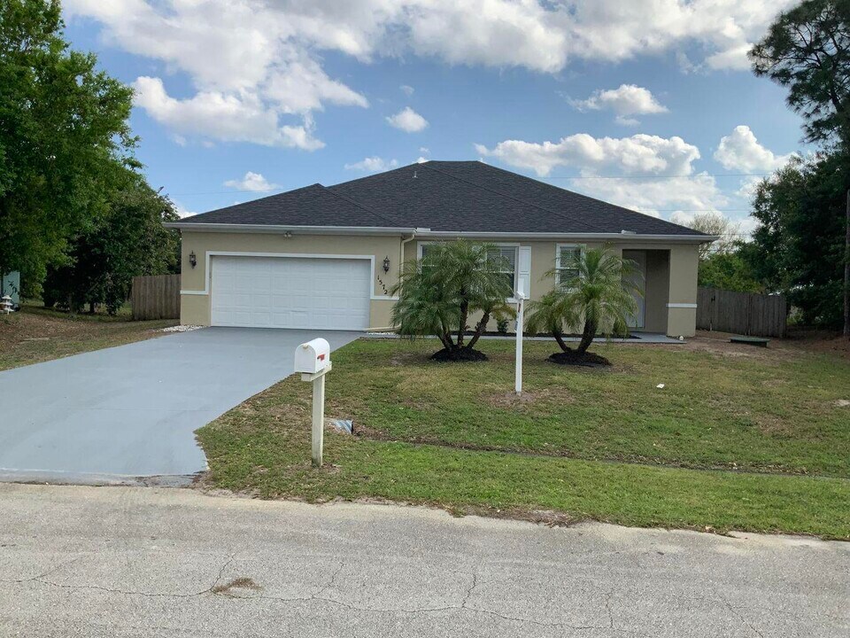 1572 SW Gager Rd in Port St. Lucie, FL - Building Photo