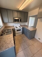 9504 Twain Way in Bakersfield, CA - Building Photo - Building Photo