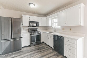 6013 Fairridge Ct in Louisville, KY - Building Photo - Building Photo
