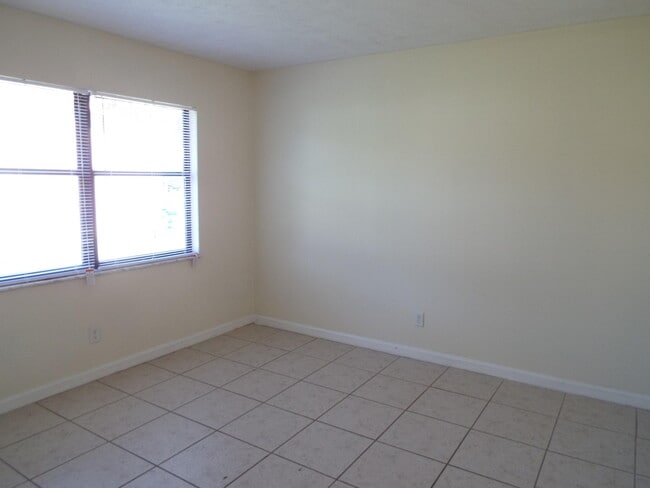 1742 SW Garnet St in Port St. Lucie, FL - Building Photo - Building Photo