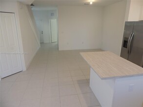 829 NE 211th St in North Miami Beach, FL - Building Photo - Building Photo