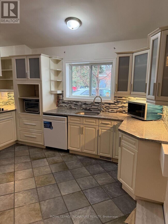 25 Joseph St in Mississauga, ON - Building Photo - Building Photo