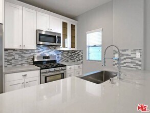 10560 Santa Monica Blvd in Los Angeles, CA - Building Photo - Building Photo