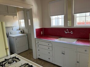6125 Majestic Ave, Unit Great apartment in Oakland, CA - Building Photo - Building Photo