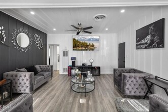 11798 Kagel Canyon St in Los Angeles, CA - Foto de edificio - Building Photo