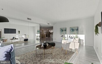 250 S President St in Baltimore, MD - Building Photo - Building Photo