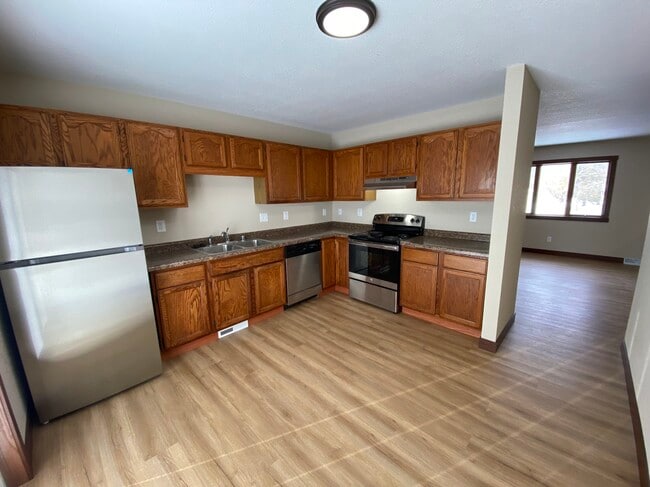 802 Robert Pl in Onalaska, WI - Building Photo - Building Photo