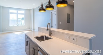 60 Cross St in Somerville, MA - Building Photo