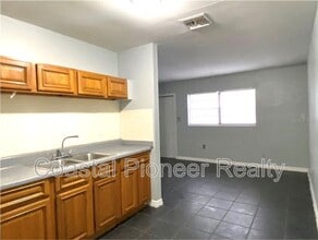 9502 N 11th St in Tampa, FL - Building Photo - Building Photo