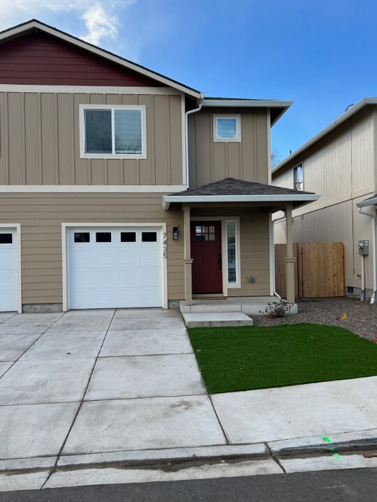 7435 Denman Ct in White City, OR - Building Photo