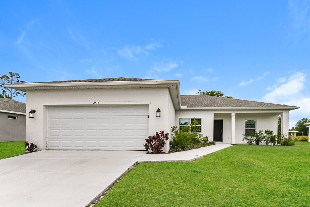 5233 Cillette Ave in North Port, FL - Building Photo