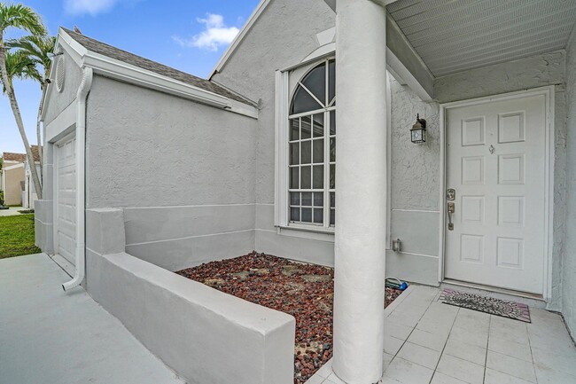 8467 Dynasty Dr in Boca Raton, FL - Foto de edificio - Building Photo