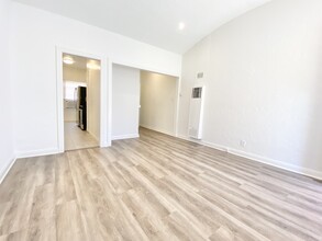 832 N Alta Vista Blvd in Los Angeles, CA - Building Photo - Building Photo