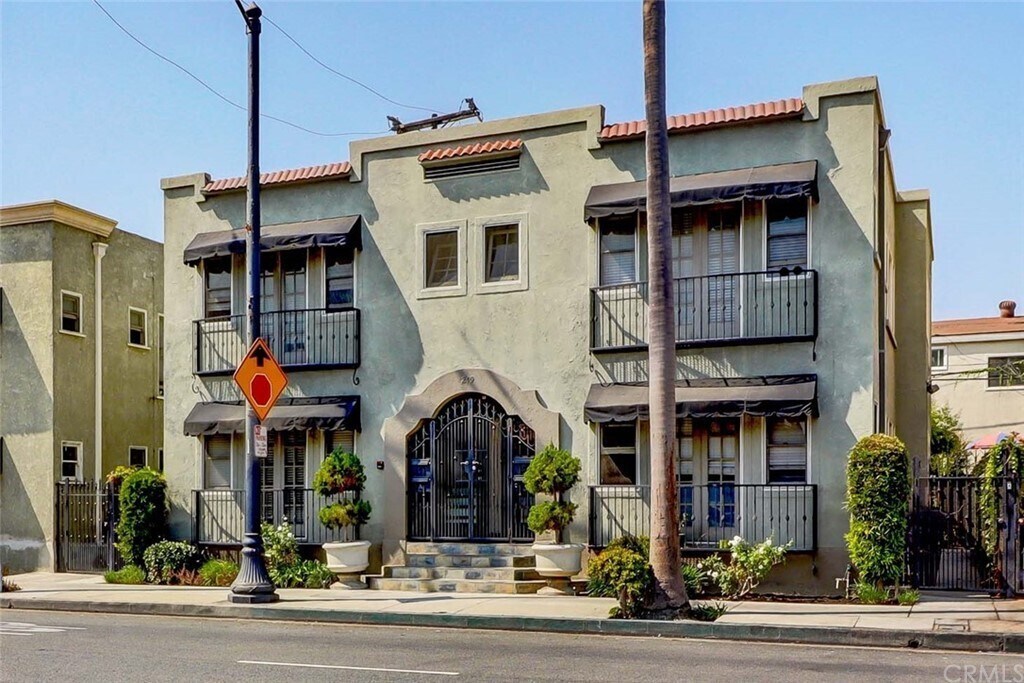 219 Redondo Ave, Unit C in Long Beach, CA - Building Photo