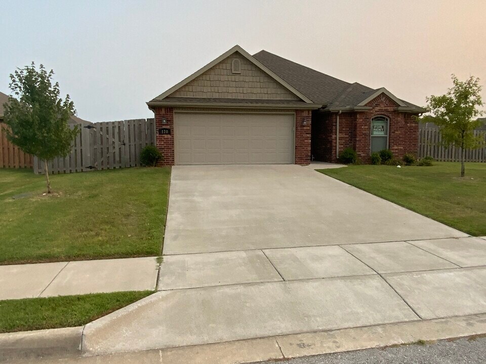 120 Cisterna Dr in Centerton, AR - Building Photo