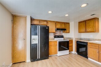 1604 Justin Pl in Henderson, NV - Building Photo - Building Photo