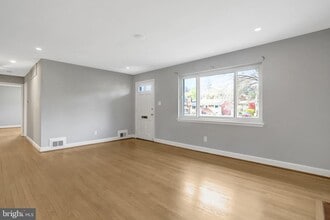 3713 Lockwood Ln in Annandale, VA - Foto de edificio - Building Photo