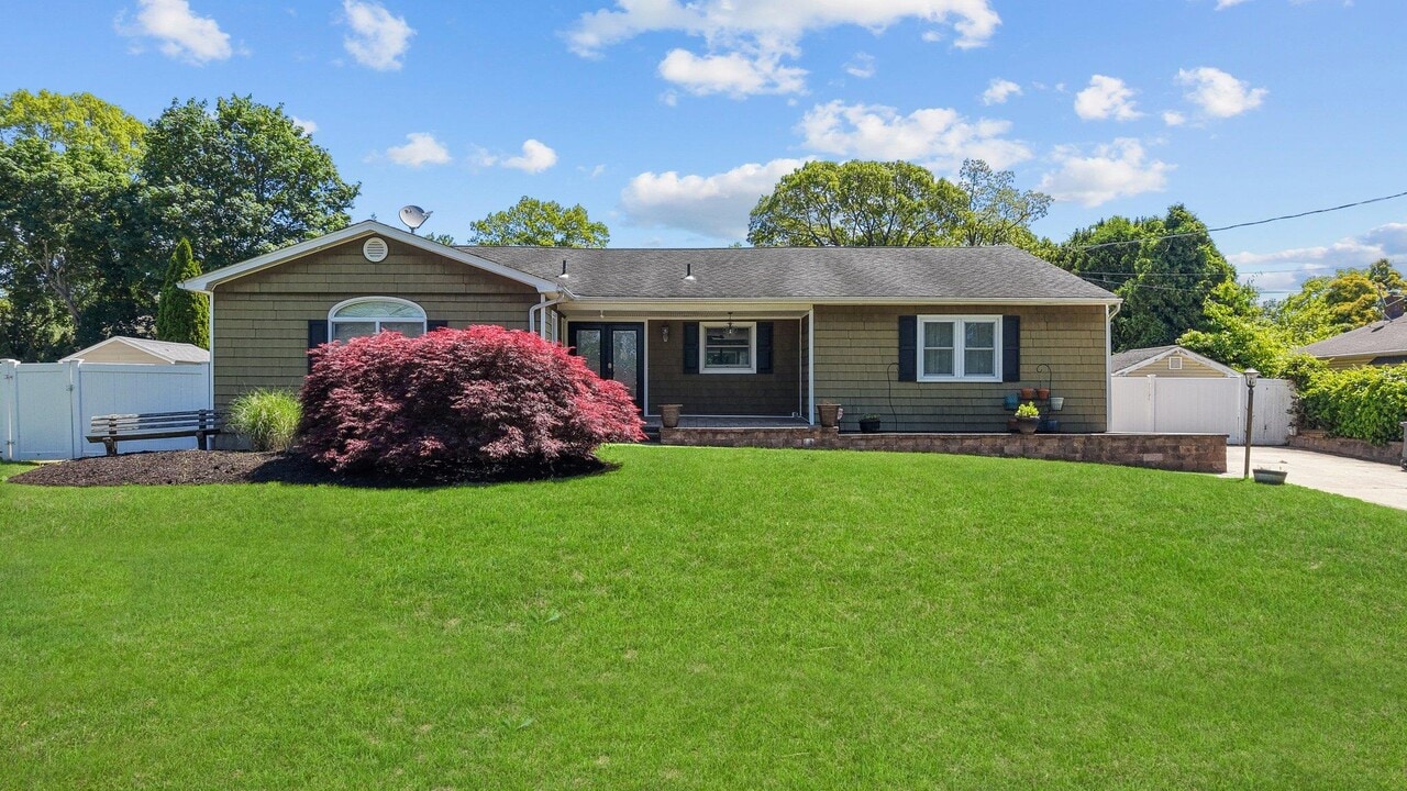 21 Patricia Ln in Lake Grove, NY - Building Photo