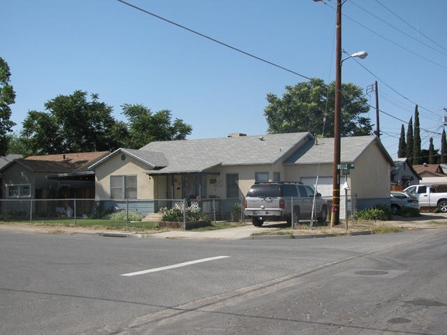 300 Belle Ave in Bakersfield, CA - Building Photo