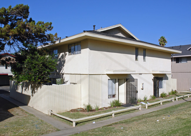 1255 S 10th St in Corona, CA - Foto de edificio - Building Photo